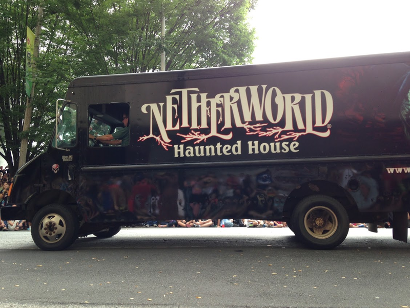 Illustration for article titled Vehicles Of The 2013 DragonCon Parade - Photo Dump